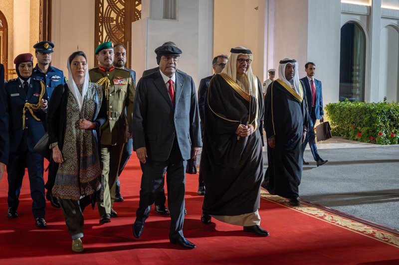 رئيس باكستان يغادر البلاد