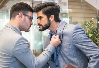 10 نصائح بعلم النفس للتعامل مع الشخص المتسلط وكثير الانتقاد