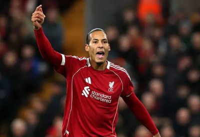"التراخي" يغضب القائد.. فان دايك يجتمع بلاعبي ليفربول بعد "الاستهجان"