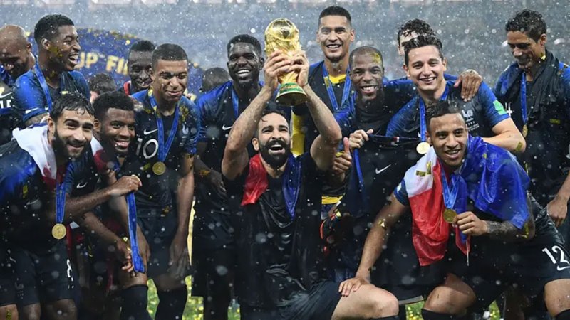 بطل كأس العالم: بكيت بمفردي بعدما حرموني من قميص المغرب