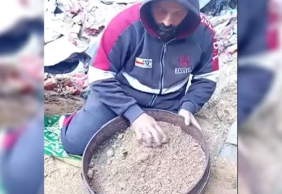 مشهد صادم من ركام غزة.. يجمع عظام زوجته بـ"الغربال"
