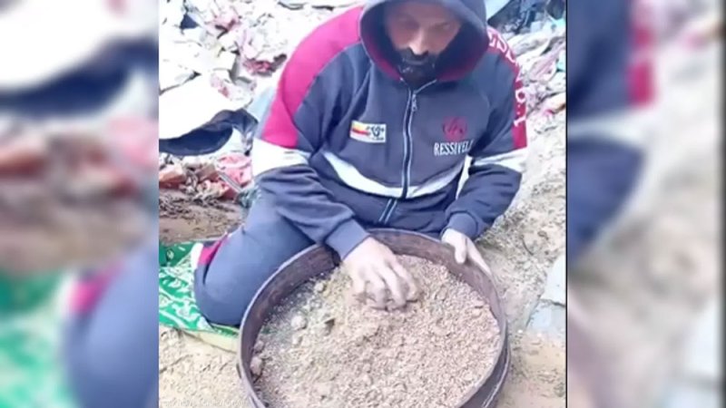مشهد صادم من ركام غزة.. يجمع عظام زوجته بـ"الغربال"