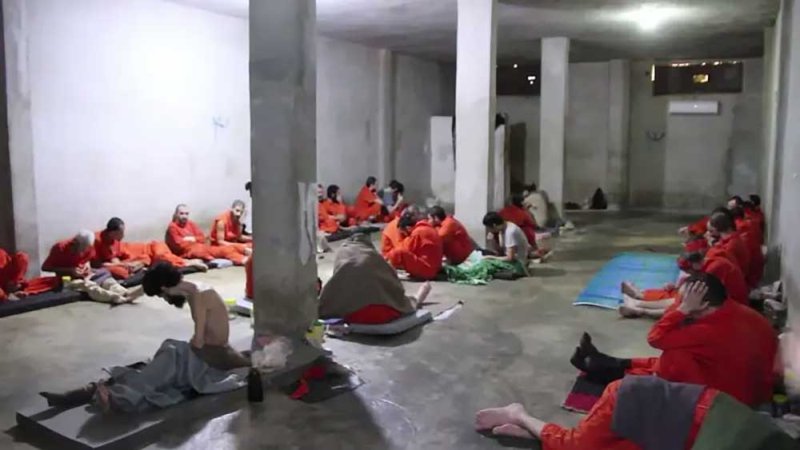ماذا تعرف عن سجون عناصر داعش في سوريا التي تضم 8950 مقاتلاً؟