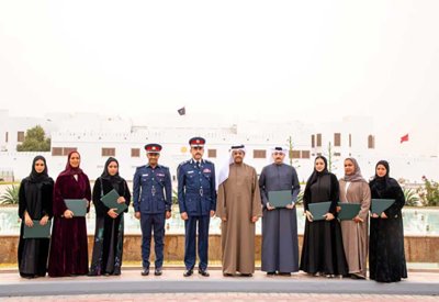 وكيل وزارة الإعلام ومدير عام الإعلام الأمني يكرّمان المشاركين في دورة الإلقاء الصوتي