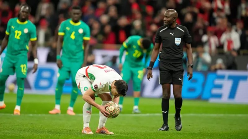 لاعب هولندا يهاجم دياز: لست زيدان.. وتجاهلت 40 مليون مغربي