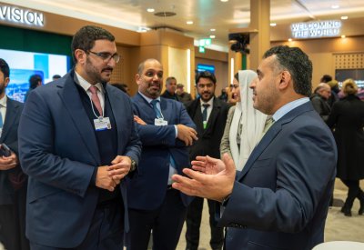 سمو الشيخ عيسى بن سلمان بن حمد يزور جناح المملكة العربية السعودية