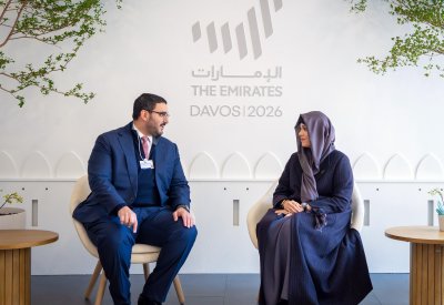 سمو الشيخ عيسى بن سلمان بن حمد يزور جناح دولة الإمارات العربية المتحدة