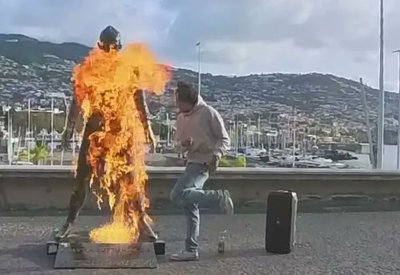 شاب يشعل النار في تمثال رونالدو ويوجه له "رسالة غريبة"