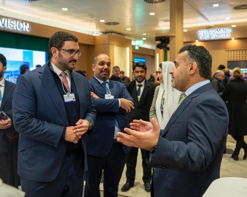 سمو الشيخ عيسى بن سلمان بن حمد يزور جناح المملكة العربية السعودية
