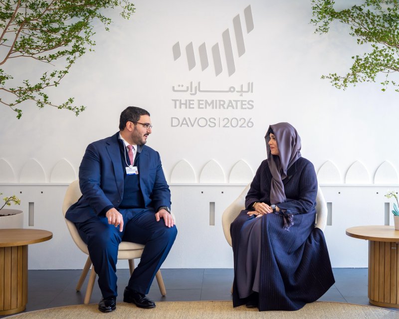 سمو الشيخ عيسى بن سلمان بن حمد يزور جناح دولة الإمارات العربية المتحدة