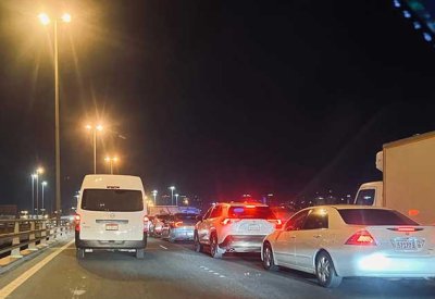 ازدحام مروري على شارع الشيخ جابر الصباح إثر اصطدام شاحنة بالحاجز الحديدي