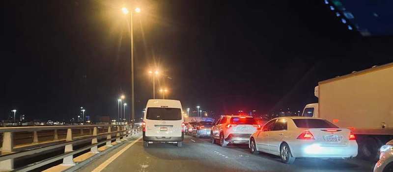 ازدحام مروري على شارع الشيخ جابر الصباح إثر اصطدام شاحنة بالحاجز الحديدي