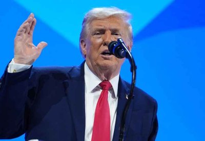 ترامب: قوة عسكرية هائلة تتجه نحو إيران