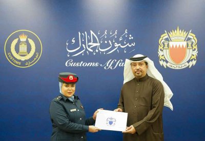 رئيس الجمارك يكرم الموظفين المتميزين والموظفين المشاركين في المسابقة الجمركية "فكرة"