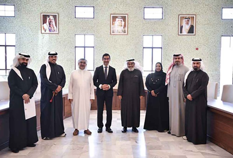 وزير شؤون البلديات والزراعة يبحث مع مجلس بلدي المحرق المشاريع الخدمية