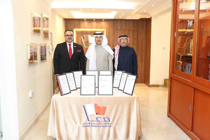 رئيس لجنة مكافحة العنف والإدمان يتسلّم شهادتي اعتماد جديدتين لأنظمة الجودة لبرنامج "معًا"