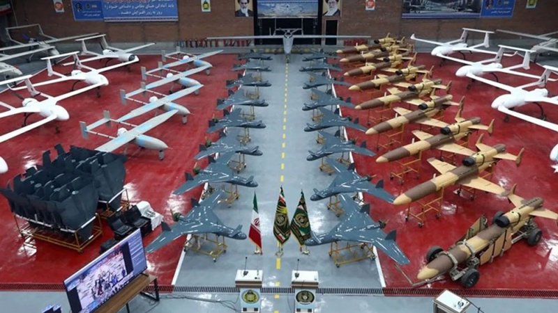 الجيش الإيراني يتسلم دفعة من ألف مسيرة.. ويهدد بـ"رد ساحق"