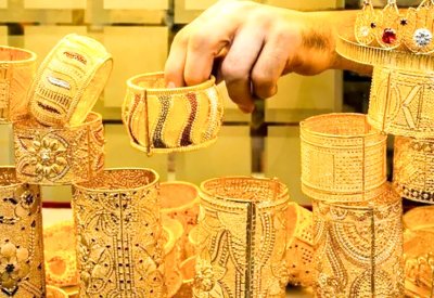 عمليات بيع مكثفة للذهب والفضة تهوي بالأسعار