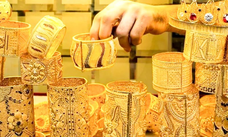 عمليات بيع مكثفة للذهب والفضة تهوي بالأسعار
