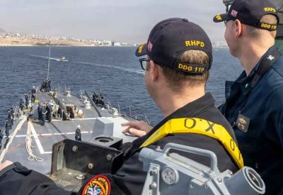 المدمرة الأميركية ديلبرت دي بلاك تغادر ميناء إيلات
