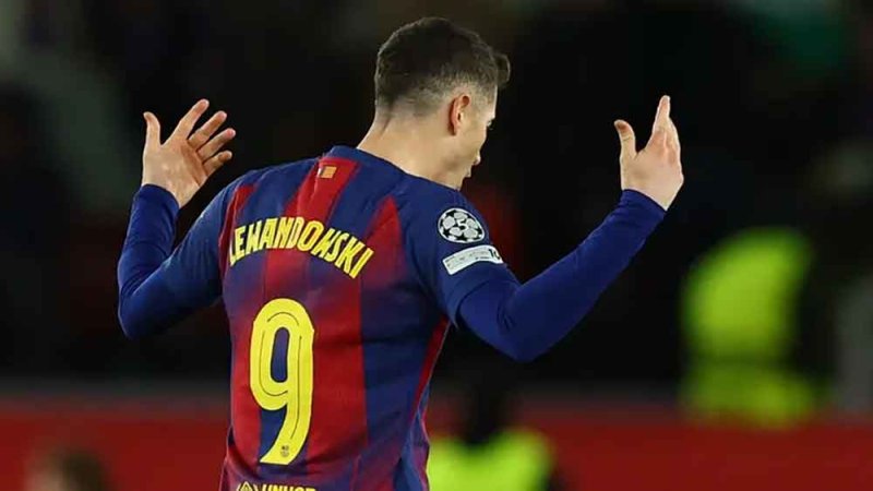 ليفاندوفسكي يحسم مستقبله مع برشلونة في أبريل