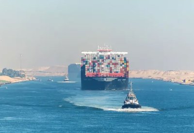 شركة شحن كبرى تعود إلى قناة السويس بعد توقف لأكثر من عامين