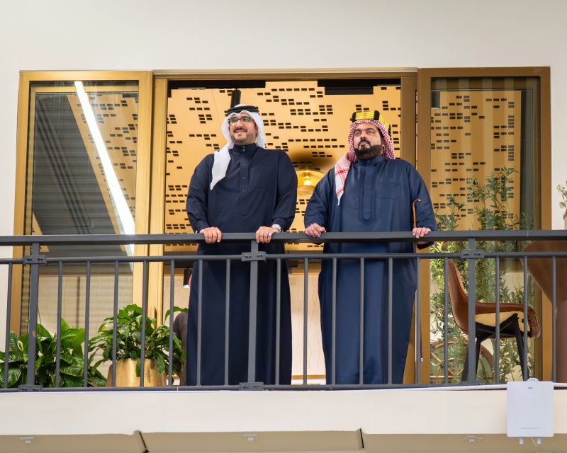 سمو الشيخ عيسى بن سلمان بن حمد يشهد السباق الثامن عشر للخيل وسط منافسات حماسية ومشاركة واسعة