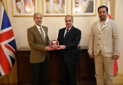 وكيل وزارة الداخلية لشئون الجنسية والجوازات يبحث وسفير البحرين بالمملكة المتحدة تطوير الخدمات المقدمة للمواطنين في الخارج