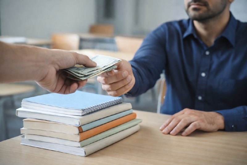 دعوة لتجديد تأكيد منع إلزام الطلبة بشراء الملازم الدراسية