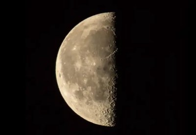 نصفه مضاء والآخر مظلم.. قمر التربيع الأخير يزين السماء