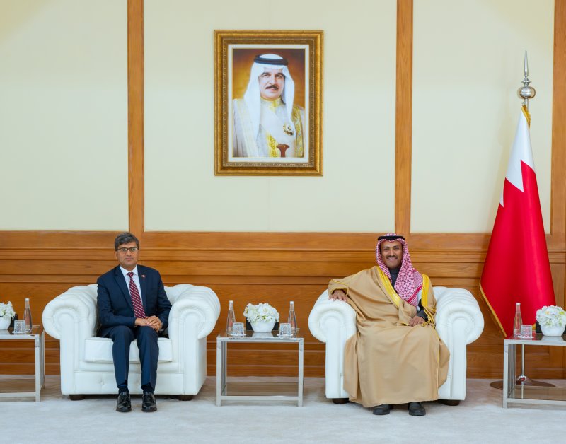 وزير الإعلام يستقبل سفير نيبال لدى مملكة البحرين