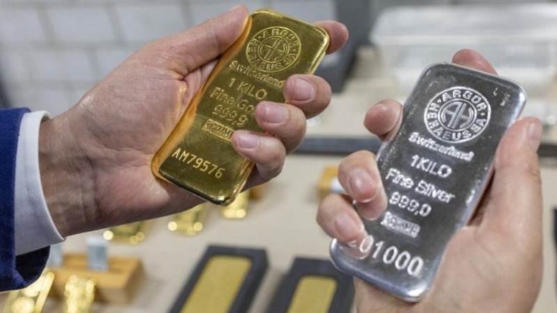 الذهب والفضة يواصلان مكاسبهما مع تراجع الدولار