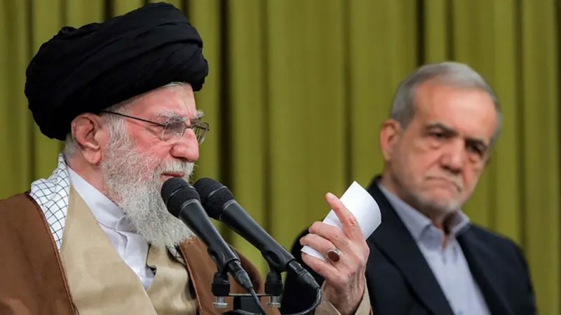 خامنئي يحشد.. وبزشكيان يتحدث عن فرصة للتسوية مع أميركا