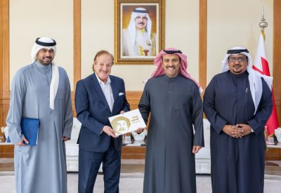 وزير الإعلام يستقبل الفنان الكويتي محمد المنصور ويتسلّم إهداء كتاب "محمد المنصور، رحلة الفن والحياة"