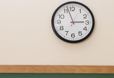 وداعاً لـ "عقارب الساعة".. المدارس تستبدل الساعات التقليدية بعد عجز الجيل الجديد فهمها