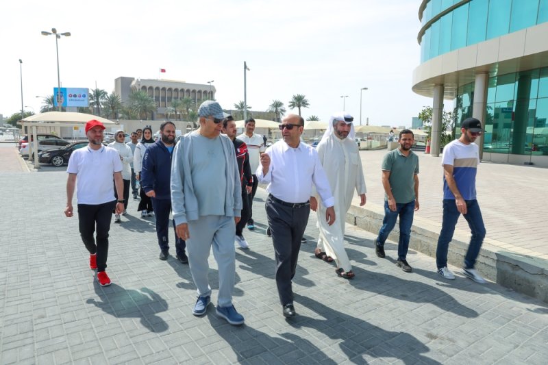 “البلاد” تشارك في يوم البحرين الرياضي بجولة مشي لموظفيها