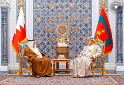 سمو ولي العهد رئيس الوزراء يلتقي صاحب الجلالة السلطان هيثم بن طارق سلطان عمان