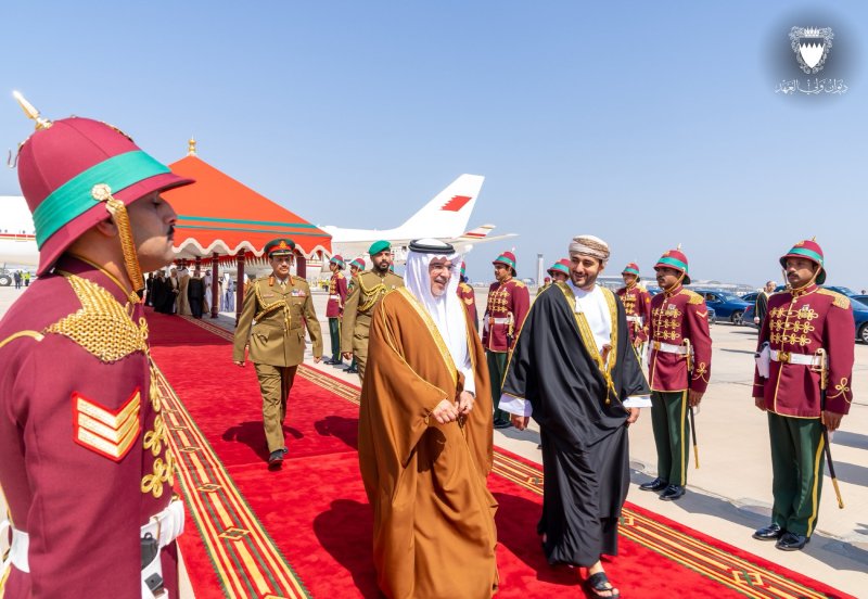 سمو ولي العهد رئيس الوزراء يصل إلى سلطنة عمان في زيارة أخوية