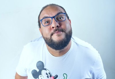 مينا نادر يحيي ليلة كوميدية استثنائية في البحرين ضمن جولته العالمية