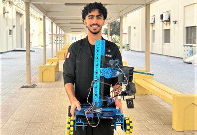 الطالب هادي زكريا يشارك في تصميم روبوت قادر على أداء المهام بالمصانع