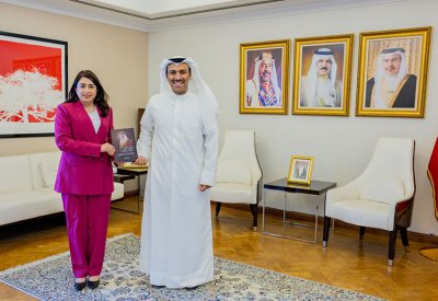 وزير الإعلام يستقبل الكاتبة نورة الفيحاني ويتسلم نسخة من كتابها "المرأة البحرينية والاقتصاد الوطني"