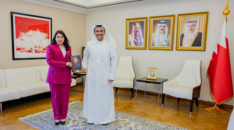 وزير الإعلام يستقبل الكاتبة نورة الفيحاني ويتسلم نسخة من كتابها "المرأة البحرينية والاقتصاد الوطني"