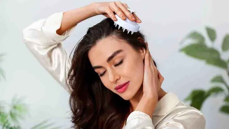 ما هو دور تنظيف فروة الرأس في الحفاظ على شعر صحي؟