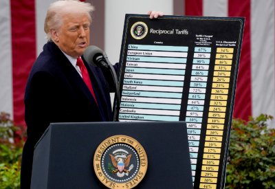 ترامب: سأوقع أمرا تنفيذيا بفرض رسوم جمركية عالمية بنسبة 10 %