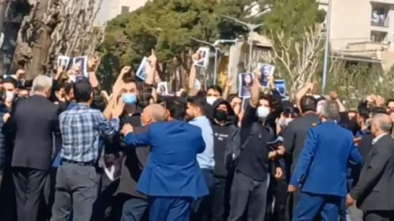 إيران.. تجمعات طلابية في الجامعات لإحياء أربعينية قتلى