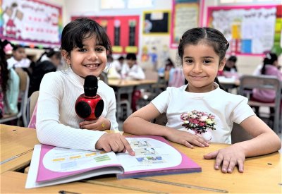 جمانة تساعد صديقتها نبراس على تجاوز صعوبة السمع