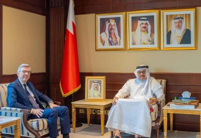 وزير الخارجية يتبادل وجهات النظر مع السفير الفرنسي