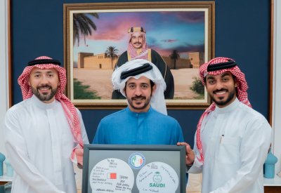 سمو الشيخ خالد بن حمد يستقبل فريق السباحة الذي خاض تحدي سموه للسباحة لمسافة 44.5 كيلومتر