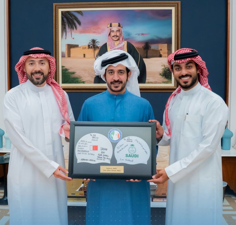 سمو الشيخ خالد بن حمد يستقبل فريق السباحة الذي خاض تحدي سموه للسباحة لمسافة 44.5 كيلومتر