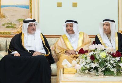 سمو ولي العهد رئيس مجلس الوزراء يزور مجلس المرحوم الحاج أحمد منصور العالي